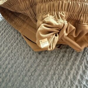 Lululemon hotty hot 4” shorts 6 Sheer Oak